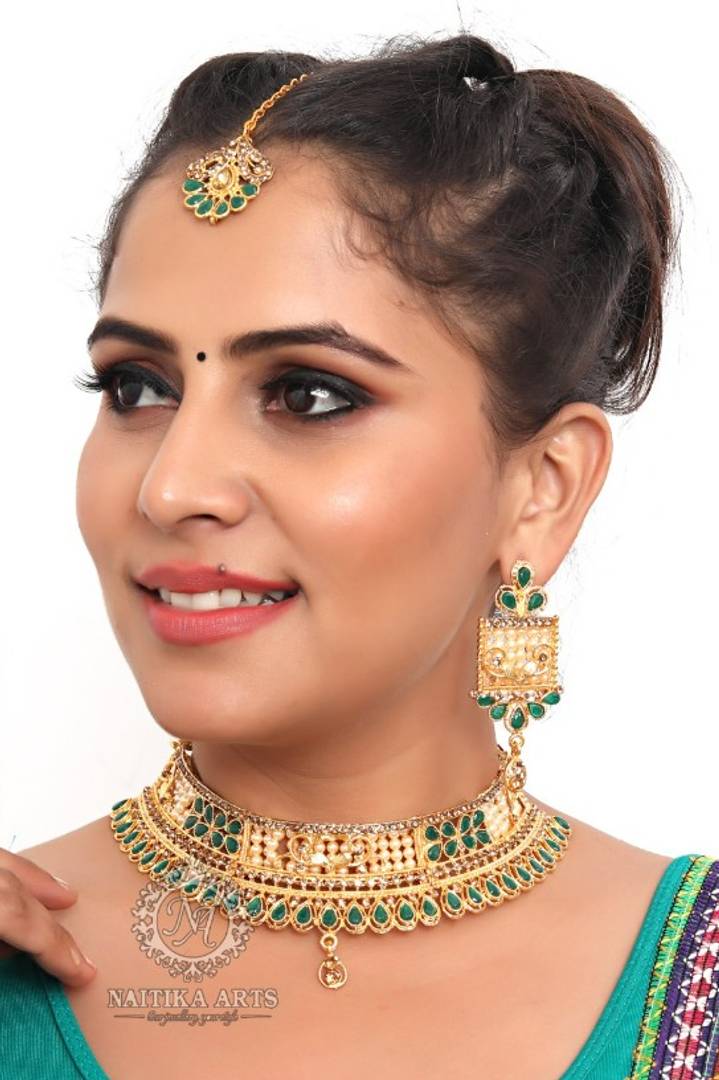 Trendy Alloy Gold Plated Artificial Stone Choker Jewellery Set For Women